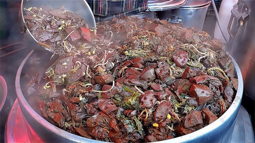 夫妻卖猪血汤猪杂，一天赚22500元，来吃的人坐满排队的排出百米