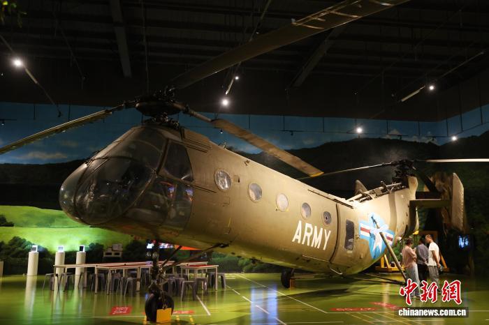 10月6日,游客走进位于江西省景德镇市高新区的江西直升机科技馆参观H-21直升机。中新社记者 刘占昆 摄