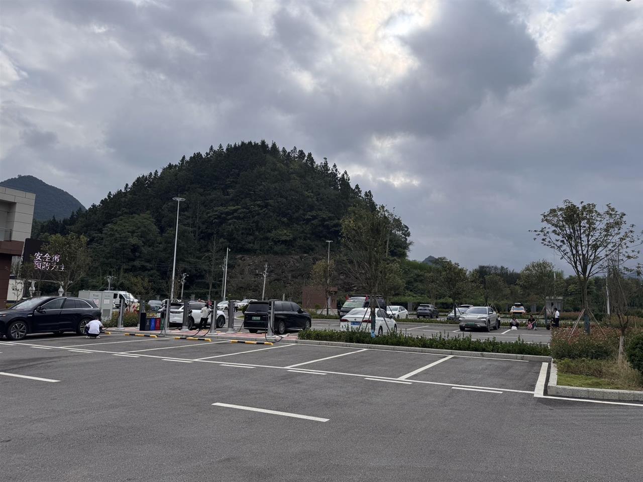 10月5日，上关停车区充电桩空有大部分位置