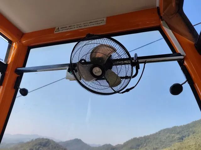 上饶灵山景区缆车未开风扇 游客吐槽蒸“空中桑拿”!景区回应