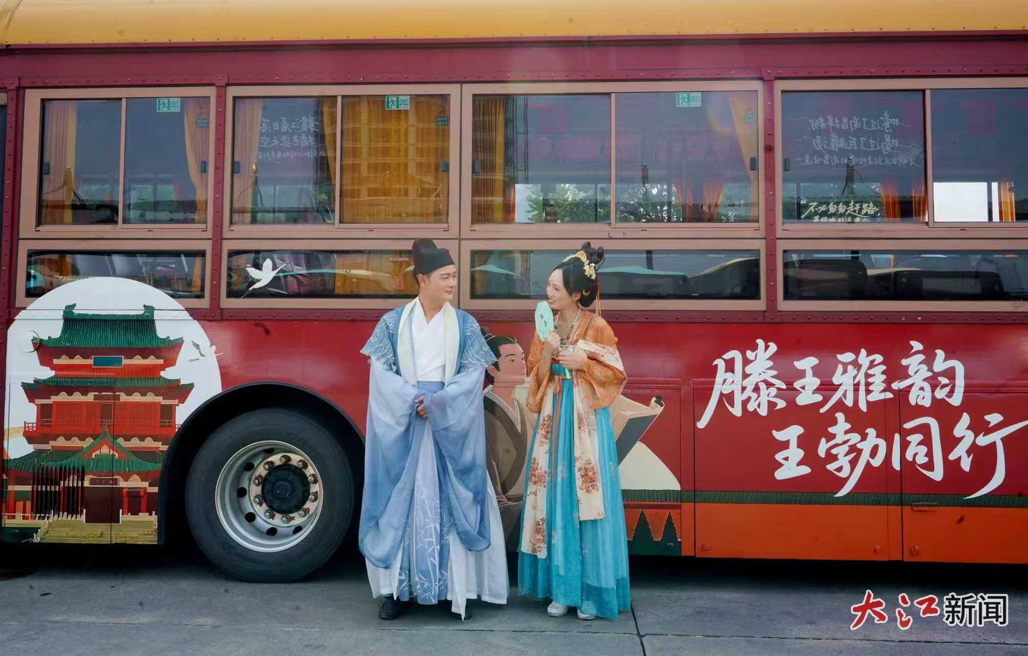车上的驾驶员和讲解员分别身着古装