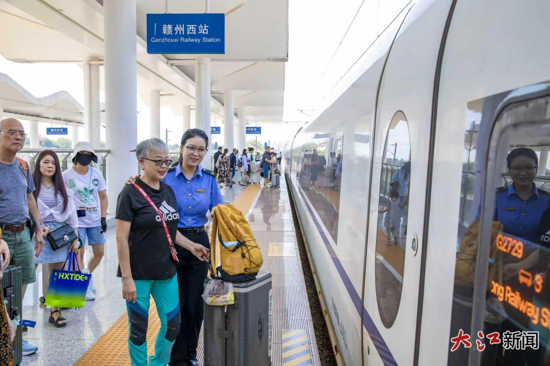 贛州西站工作人員護送“銀發”旅客上車（鄒陽 攝）