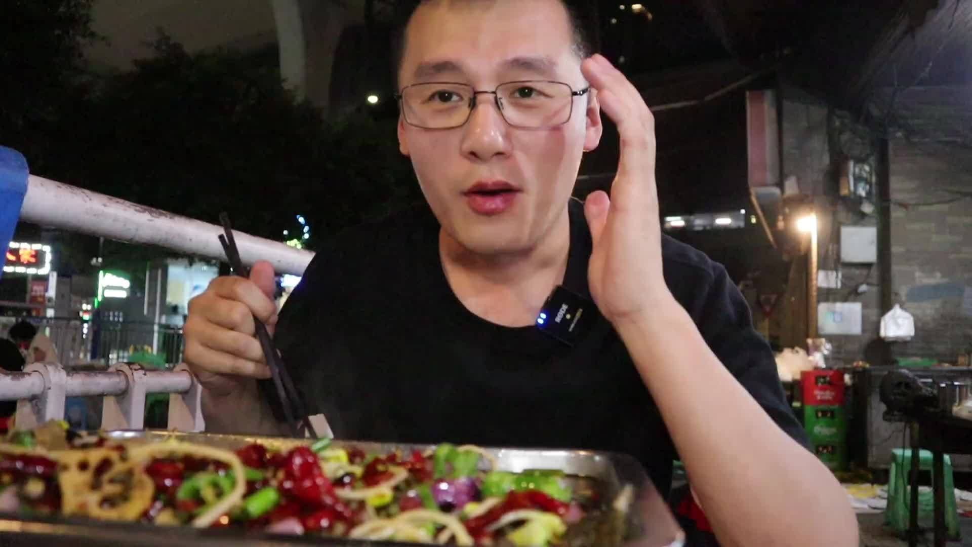 在重庆吃的古法烤鱼，真的是太好吃了！下次去重庆还要吃这家