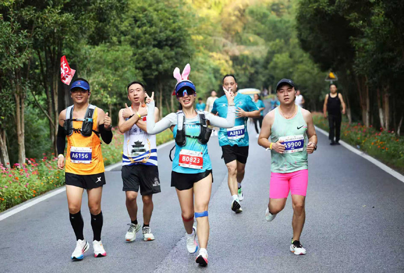 近万名跑者畅跑丹霞!龙虎山第六届半马(A1类)落幕