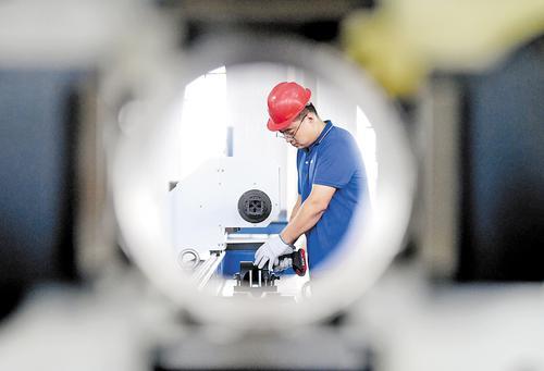 9月20日，阜城经济开发区内的国宏激光科技（衡水）有限公司生产车间内，一名工人正在组装激光切割设备。 本报记者焦磊摄