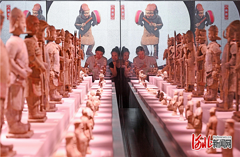 10月1日,游客在吴桥杂技文化艺术展参观。