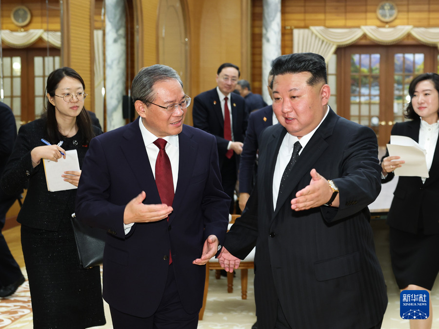 当地时间10月9日下午，中共中央政治局常委、国务院总理李强在平壤朝鲜劳动党中央委员会会见朝鲜劳动党总书记、国务委员长金正恩。新华社记者 黄敬文 摄