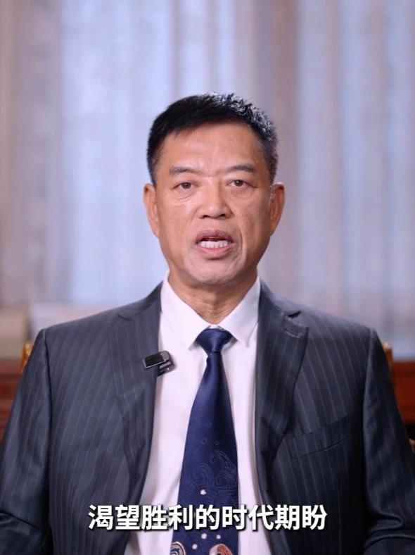 【修正集团修涞贵：绝不躺平，必须努力，做贡献者】  2025年9月，首都体育馆，修正集团成立30周年庆典现场灯火璀璨，群情激昂。活动落幕后，聚光灯下，修正集团董事长修涞贵接受凤凰网独家专访。面对充满