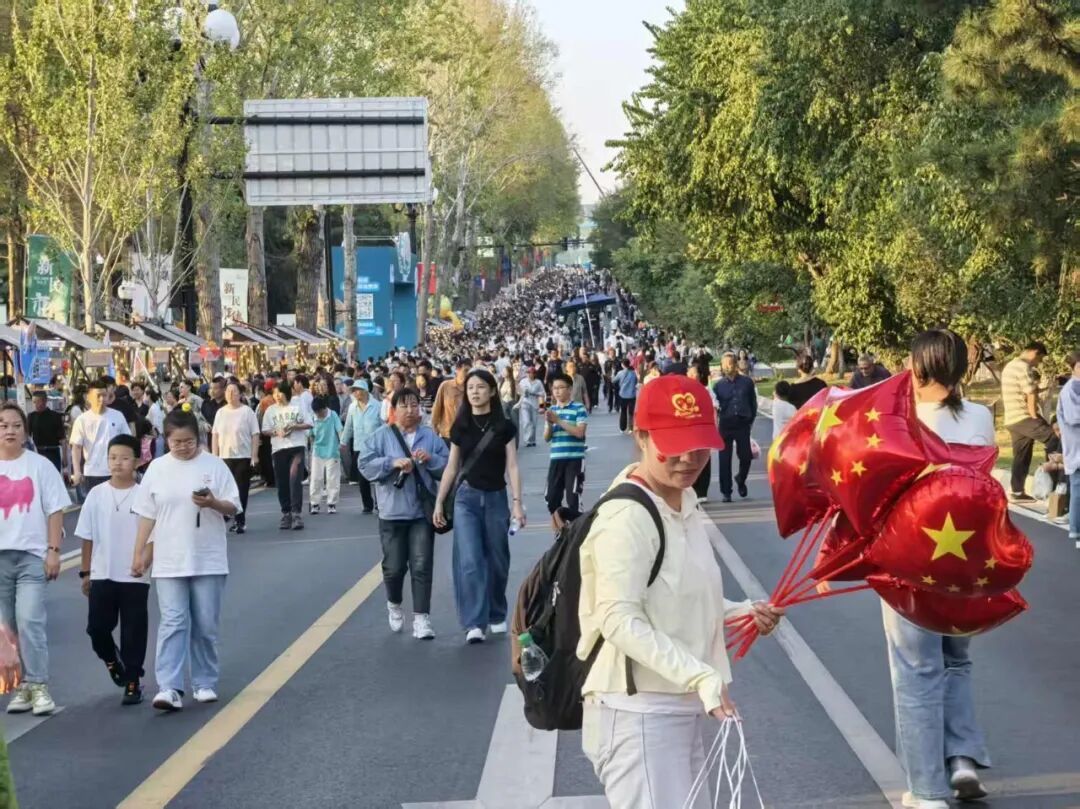 这座最懂年轻人的城市，正在承包他们的情绪价值