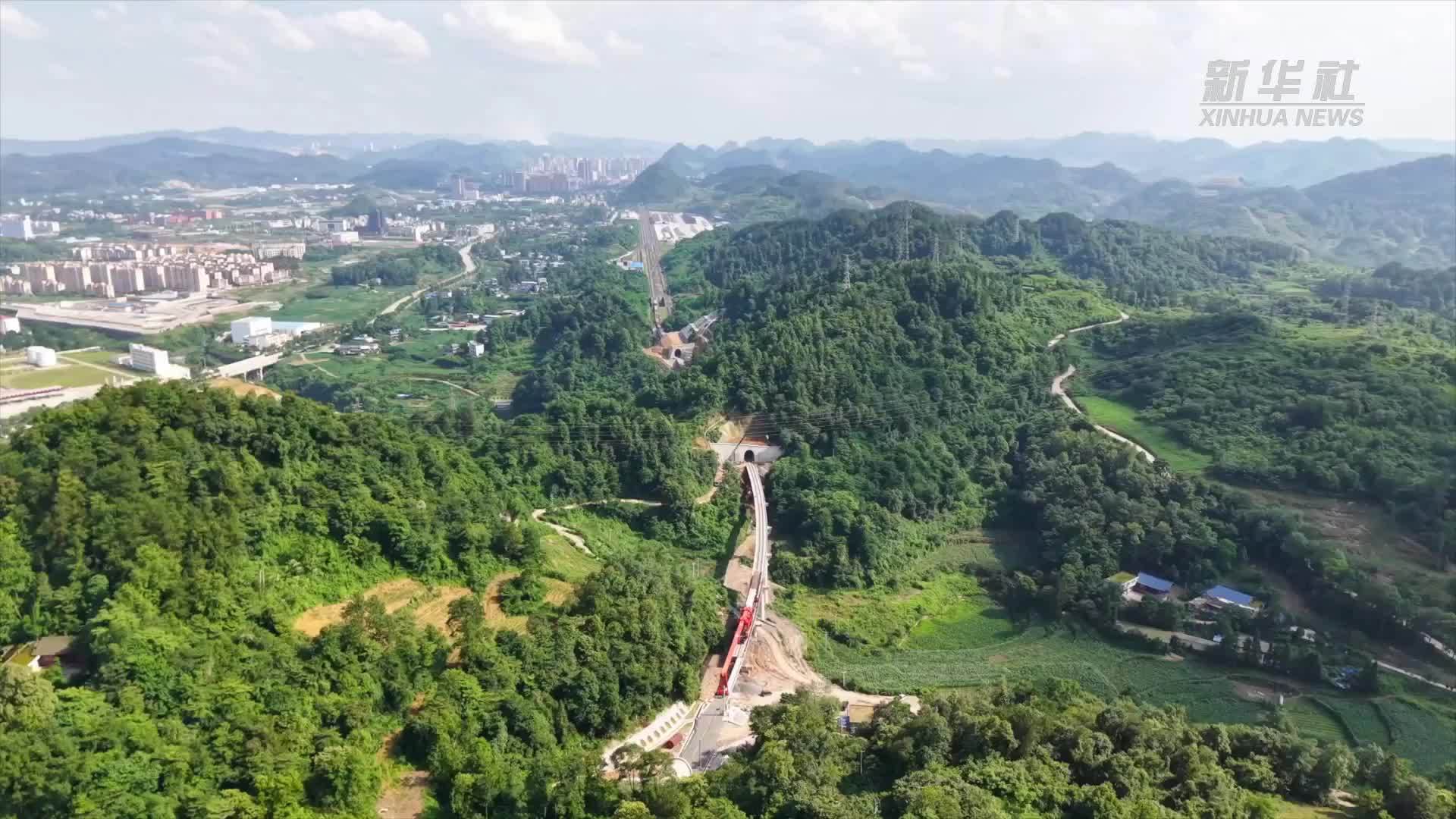 假日坚守岗位 瓮马铁路南北延伸线建设全速推进