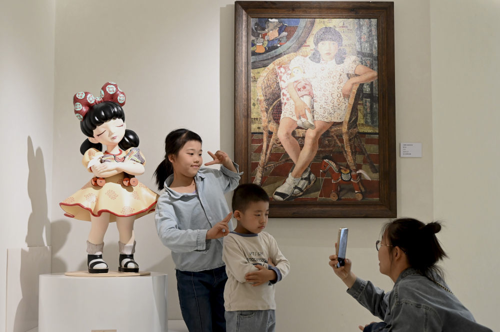 10月7日,游客在敦煌无界常沙娜艺术中心拍照。新华社发(张晓亮 摄)