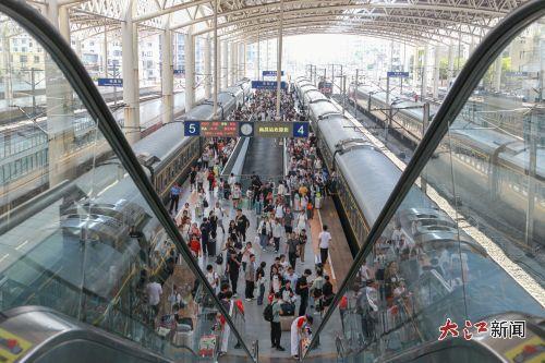 10月7日，到達(dá)南昌站的旅客正有序出站。（張學(xué)東攝）