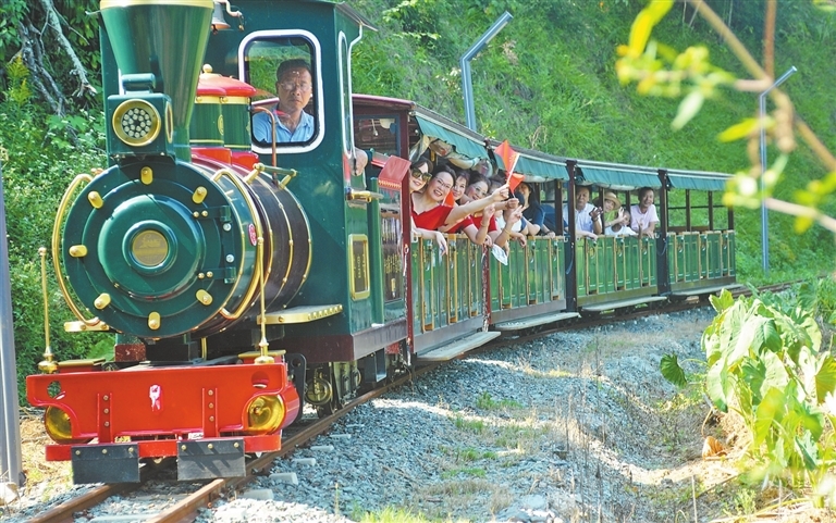 德兴：乘坐小火车赏美景（图）
