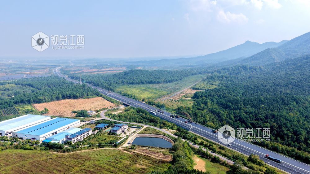 2025年10月10日,由中铁十八局集团有限公司承建的樟吉高速公路改扩建工程A2标江西省吉安市峡江县戈坪乡施工现场,工人在进行沥青摊铺作业。