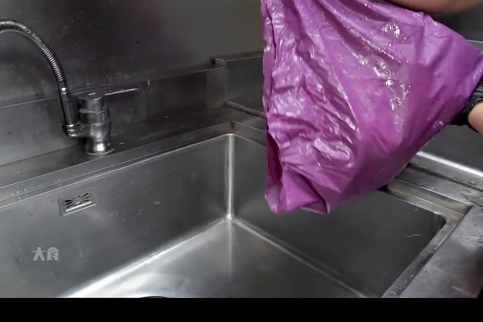 韩国街头烤牛肠餐厅，一天吃掉几百斤牛肠，美味在于前期的处理