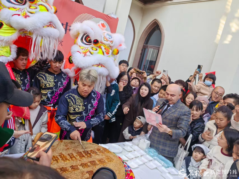 乌鲁木齐大巴扎步行街二期疆来城热闹非凡。石榴云/新疆日报记者 王晶晶摄