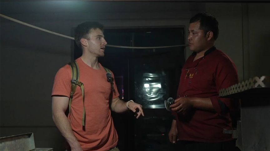 新疆沙漠腹地小镇，旅游旺季烤羊肉串竟然一天收入五到八千？