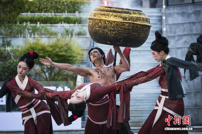 10月7日,“舞动武功”2025中国舞协环境舞蹈季江西站活动在江西吉安市安福县拉开帷幕。图为开幕演出现场。翟红屹 摄