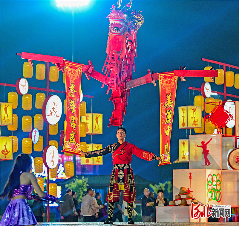 9月28日,“遇见艺术——青春‘杂’荟”演出在吴桥杂技博物馆广场举办。