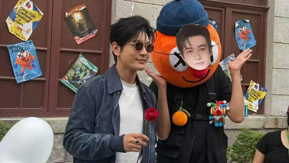 “油腻霸总”黄晓明现身青岛，被粉丝当面玩梗，已从影帝变成梗王封面图