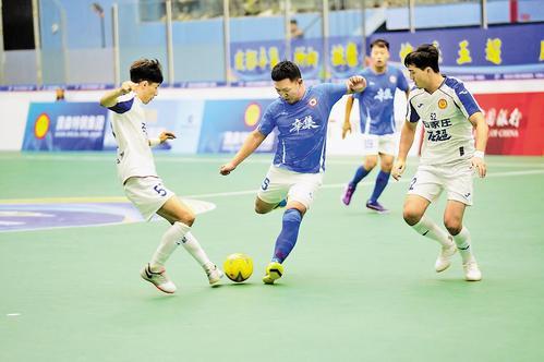 9月6日晚，“河北五超”辛集主场，辛集队与石家庄队球员在赛场上激烈拼抢。 王壤摄