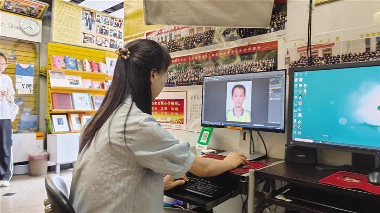 店员为顾客提供照片冲印服务
