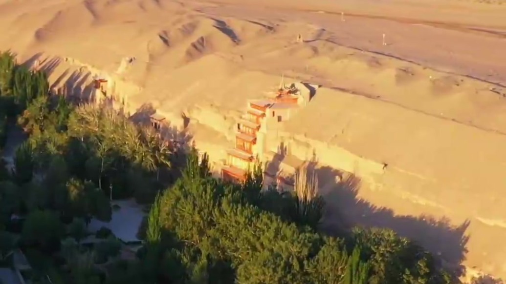 双节敦煌热力值拉满　网友：西出阳关全是人