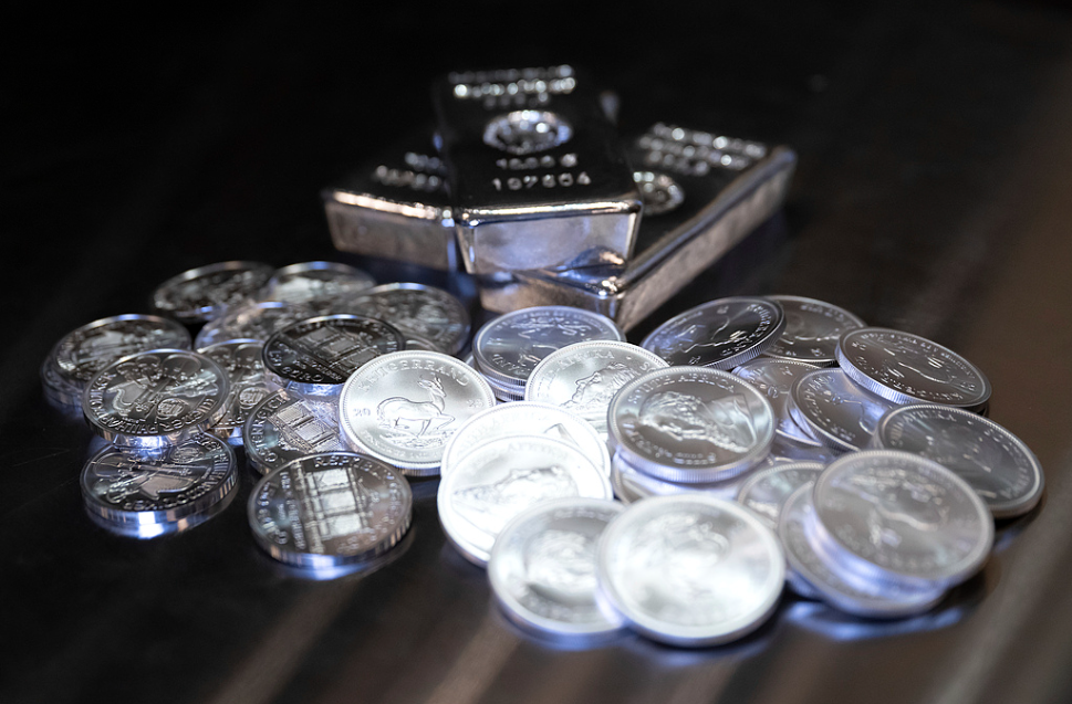 比黄金更猛!白银历史性“挑战”50美元 经济价值或将被重估?