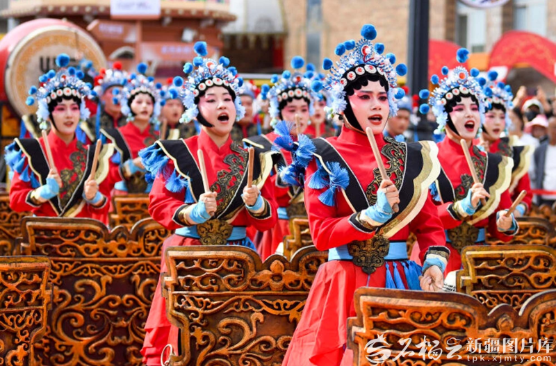 10月1日,“忠勇杨家鼓”表演在乌鲁木齐大巴扎步行街震撼上演。石榴云/新疆日报记者 汤永摄