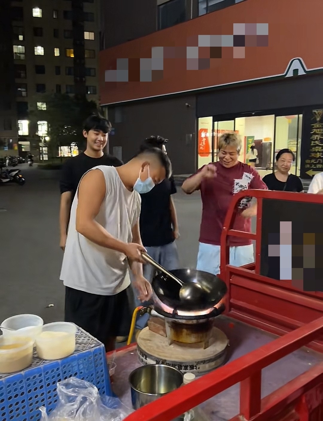 “堯仔炒粉”老板上門為車禍受傷的顧客現場炒粉。社交媒體截圖