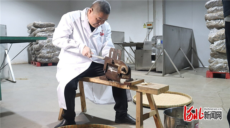 8月20日,在河北汉草堂药业有限公司,省级非物质文化遗产代表性项目安国中药材加工炮制技艺市级代表性传承人刘峰展示“蝉翼清夏”加工技艺。 贾宗霖摄