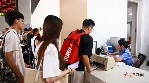 南昌站售票员正在为旅客办理改签业务(蒋靖妍 摄)