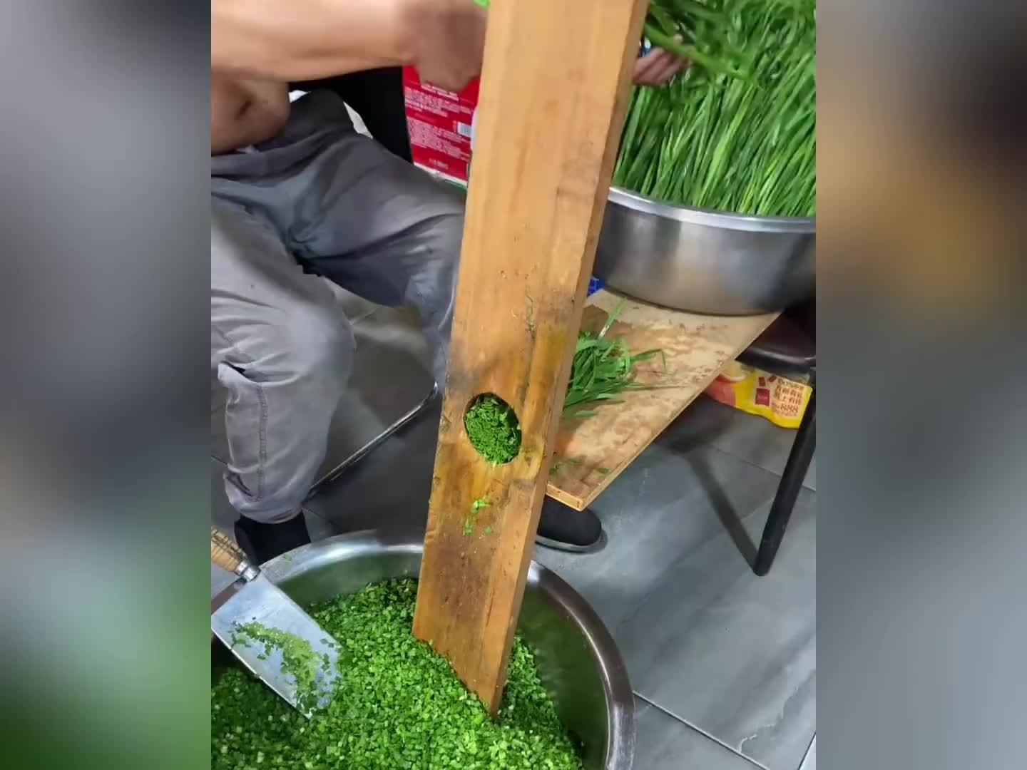 东北饺子馆老板的手艺，网友：切了几次手想出的这办法？