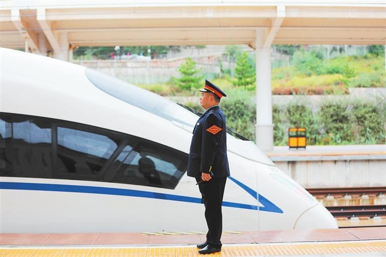 宝兰高铁定西北站的工作人员坚守岗位，确保旅客安全出行。新甘肃&middot;甘肃日报通讯员　王克贤