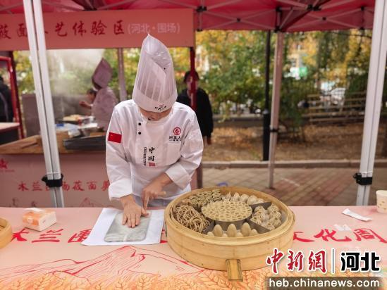 莜面手艺人正在制作莜面美食。 张桂芹 摄