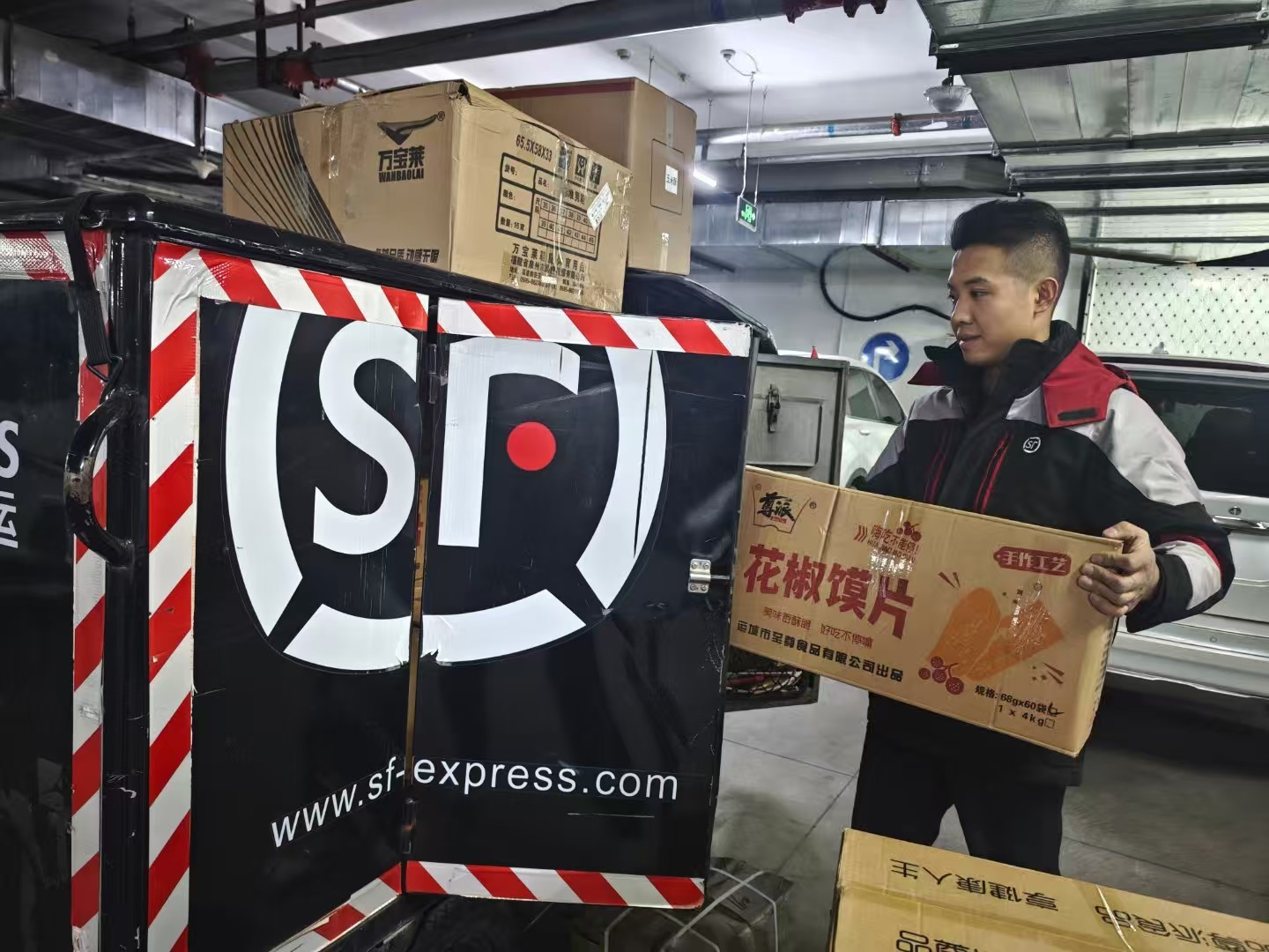 顺丰小哥温林平在装卸快递