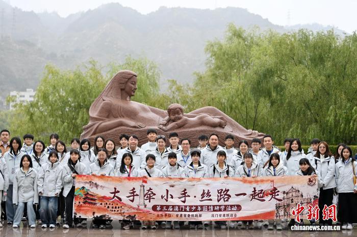 图为澳门青少年在兰州黄河母亲塑像前合影　中新社记者　九美旦增　摄