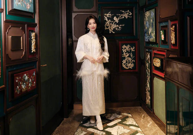刘涛新中式造型诠释东方美学，一袭素衣温婉大气(图1)