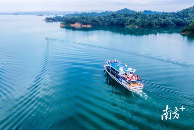 国庆中秋双节,不妨来广东河源市万绿湖赏古风夜游。南方+ 张冠军 拍摄