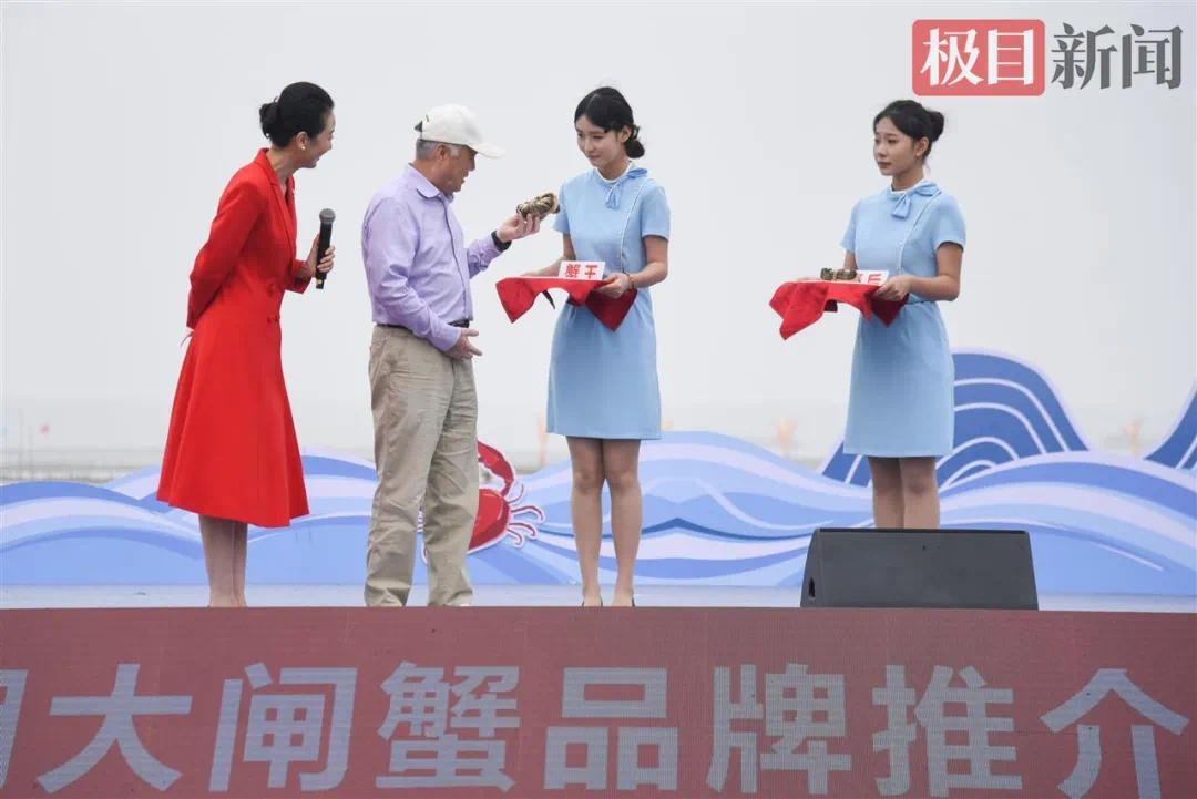 10月8日,“生态公安·蟹耀未来”湖北·公安2025陆逊湖大闸蟹品牌推介会现场,中国渔业协会水产商贸分会荣誉会长杨维龙(左二)现场品鉴陆逊湖大闸蟹(极目新闻记者 黄志刚 摄).jpg