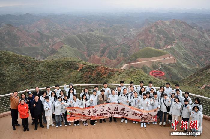 图为澳门青少年在兰州水墨丹霞景区合影留念　中新社记者　九美旦增　摄