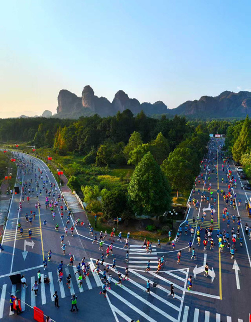 近万名跑者畅跑丹霞!龙虎山第六届半马(A1类)落幕
