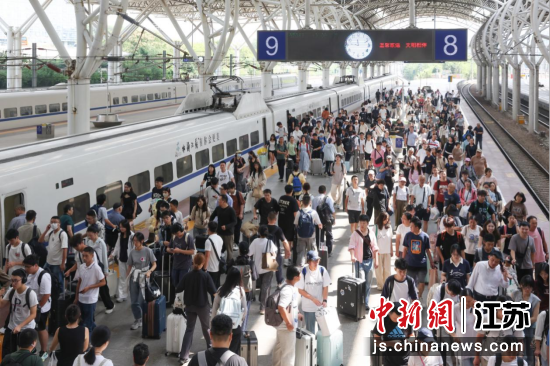 旅客们在南京火车站出行。南京铁路公安处南京站派出所 供图