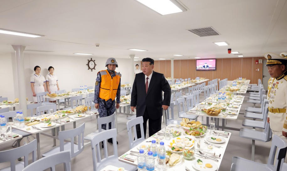 金正恩登上“崔賢”號驅(qū)逐艦進(jìn)行參觀