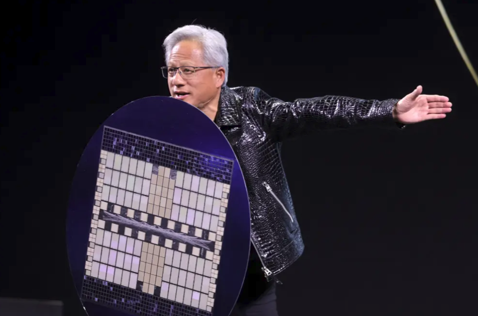 美股收盘：黄仁勋安抚“AI泡沫”焦虑 标普、纳指再创历史新高