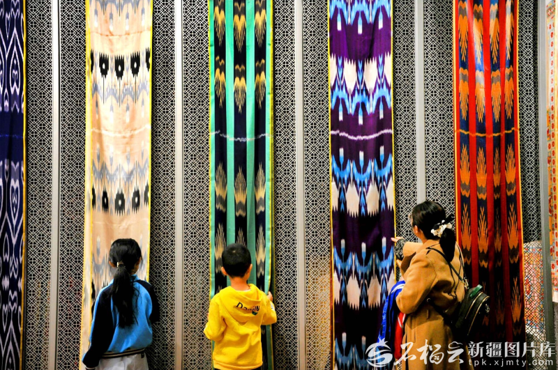 10月2日,游客在新疆非物质文化遗产馆“生活中的非遗”陈列馆里参观。石榴云/新疆日报记者 秦梅花摄