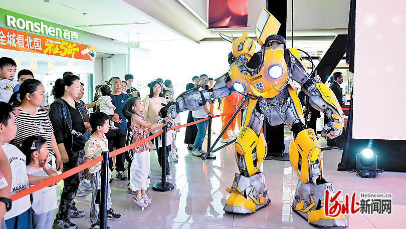 10月1日，小朋友在石家庄北国未来城与变形金刚互动。 河北日报记者 赵永辉摄