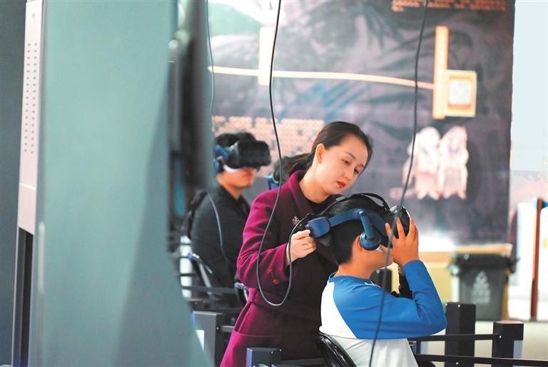 在敦煌市莫高窟“寻境敦煌——数字敦煌沉浸展馆”，工作人员为游客提供服务。新甘肃&middot;甘肃日报通讯员　张晓亮