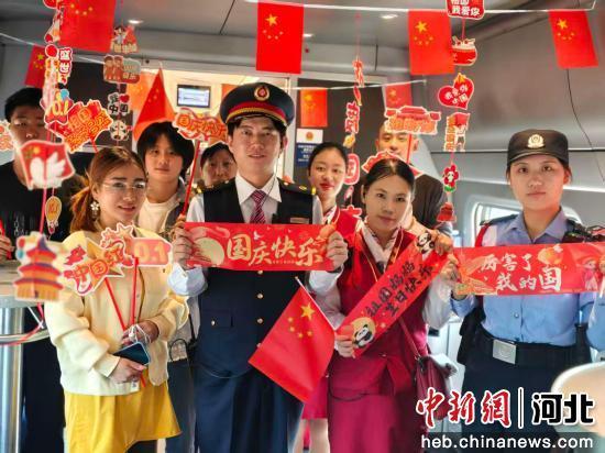 图为石家庄铁路公安处乘警、列车工作人员与乘客共度“双节”。许田源 摄