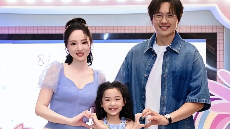 董璇高云翔离婚6年罕见同框！国庆陪女儿逛街逛机场，互动自然关系没那么差封面图